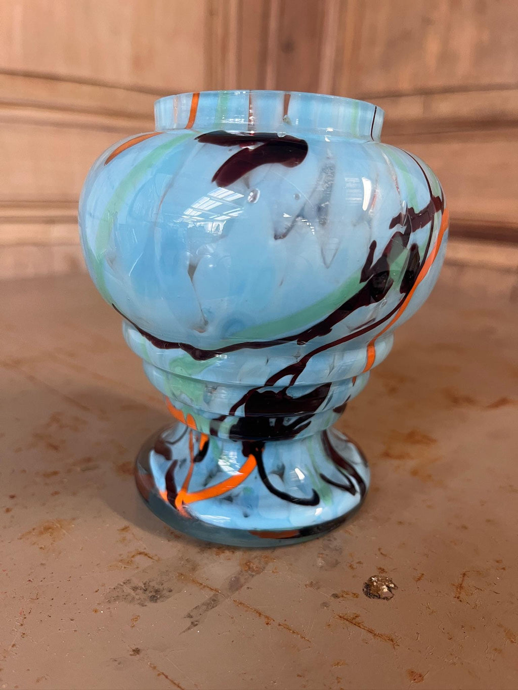 Petit Vase Globe en Verre Marbré Vintage – Bleu Ciel & Orange Pop – Années 70