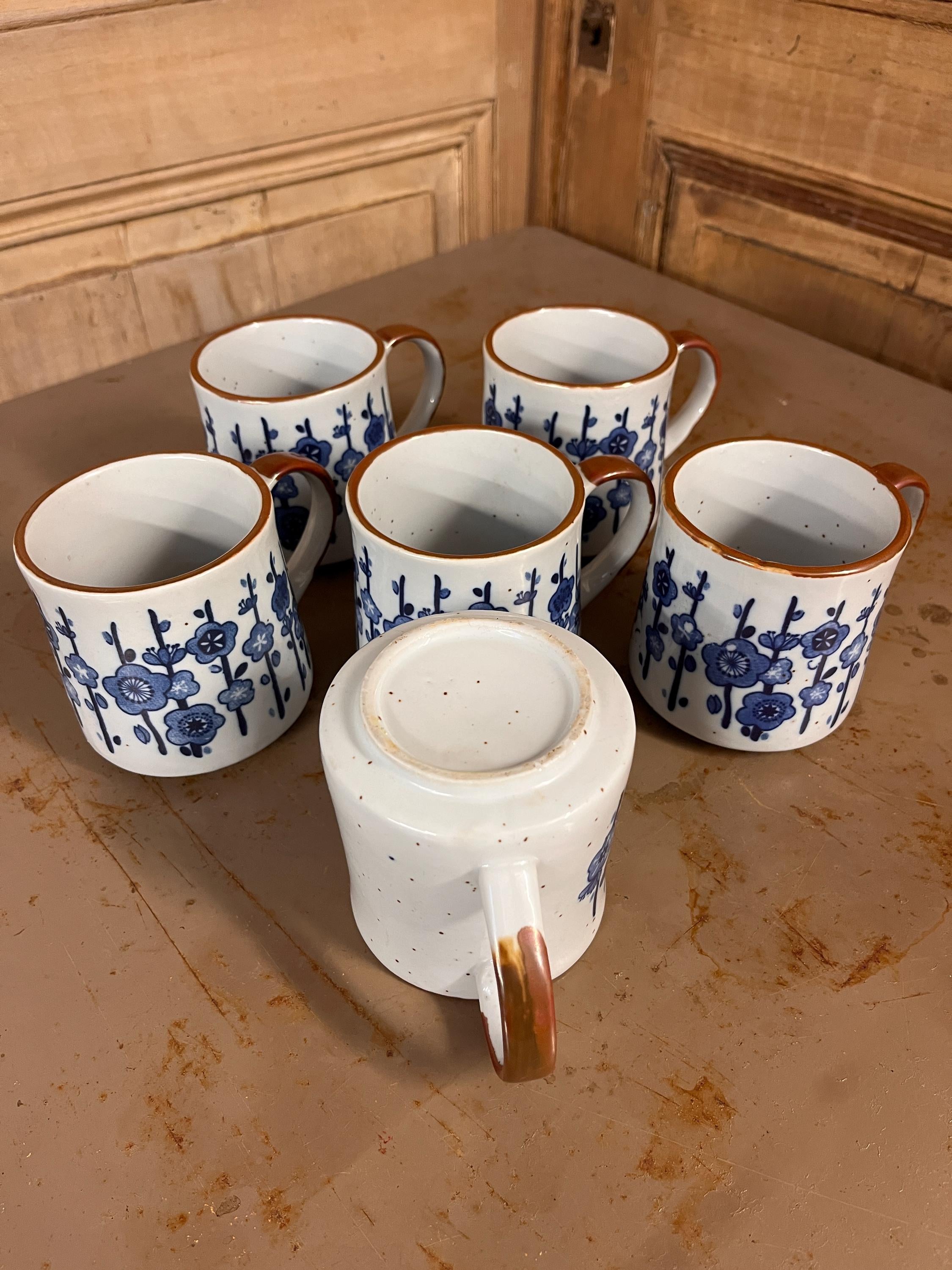 Lot de 6 Mugs Vintage en Grès – Décor Floral Bleu – Esprit Campagne Chic Années 70
