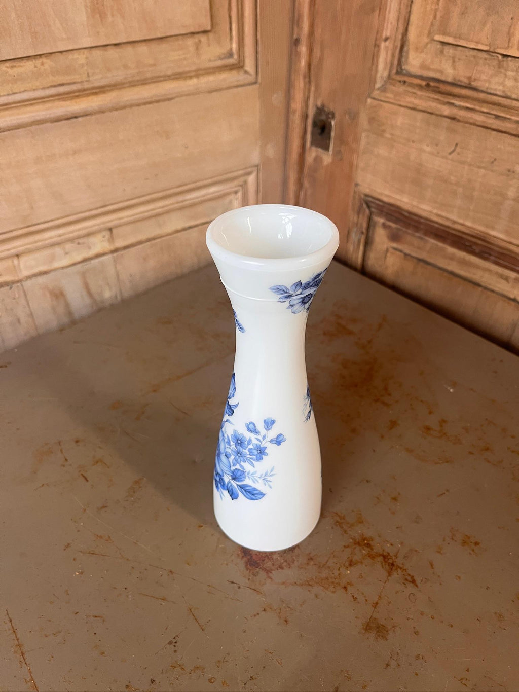 Grand Vase en Opaline Blanche Vintage – Décor Anémones Bleues – France