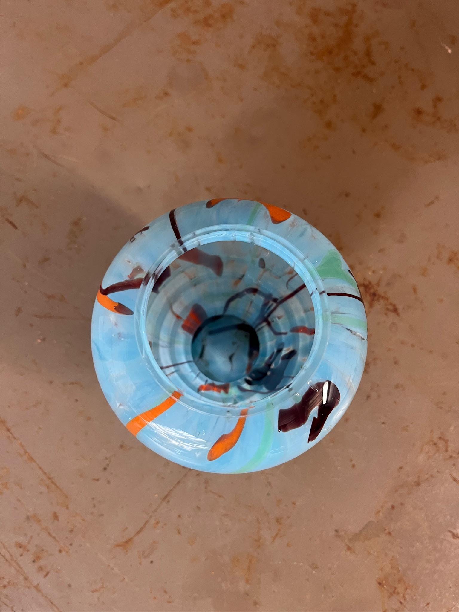 Petit Vase Globe en Verre Marbré Vintage – Bleu Ciel & Orange Pop – Années 70