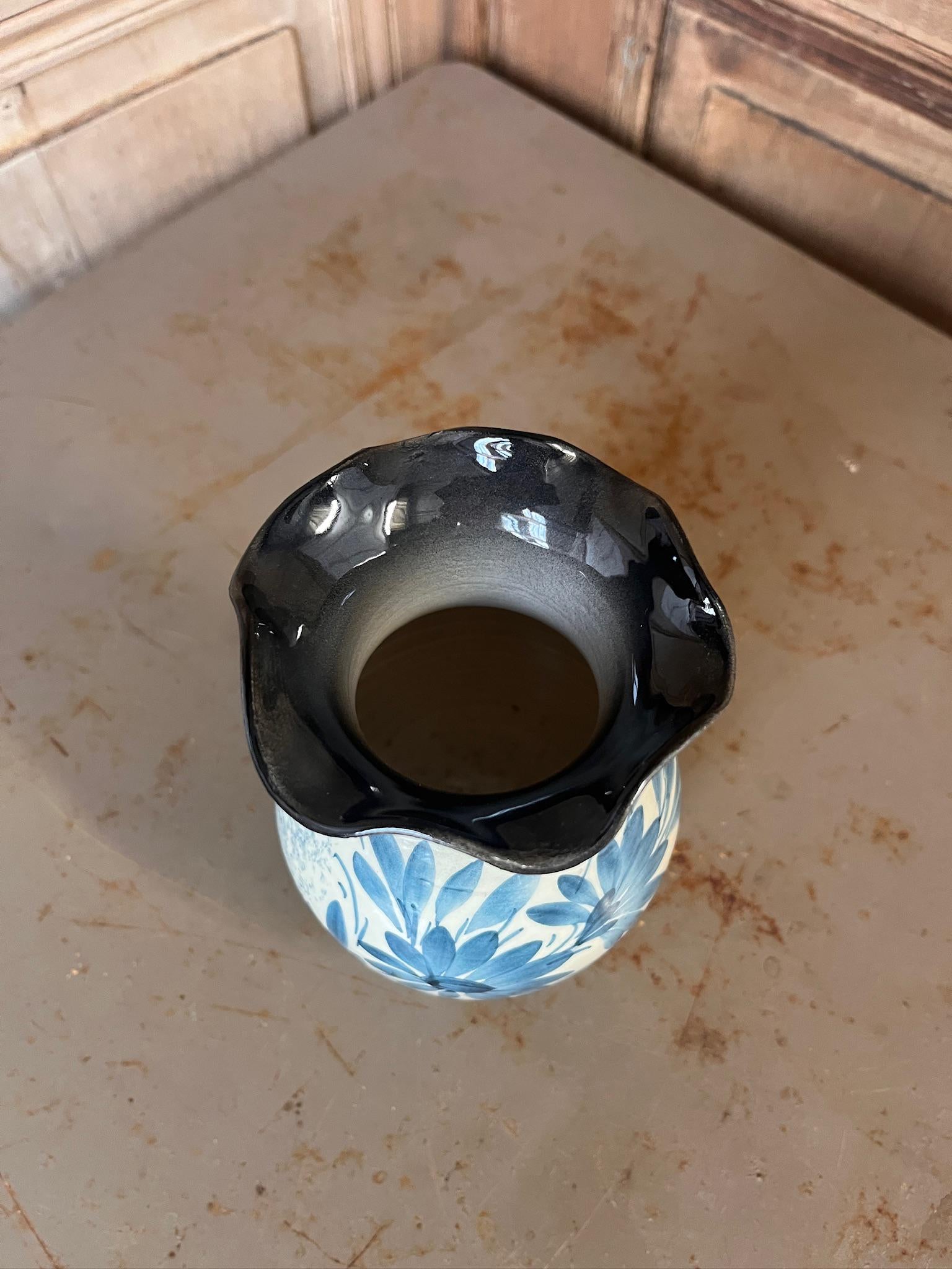 Petit Vase en Grès Vintage – Décor Floral Bleu Peint à la Main – Esprit Campagne Chic