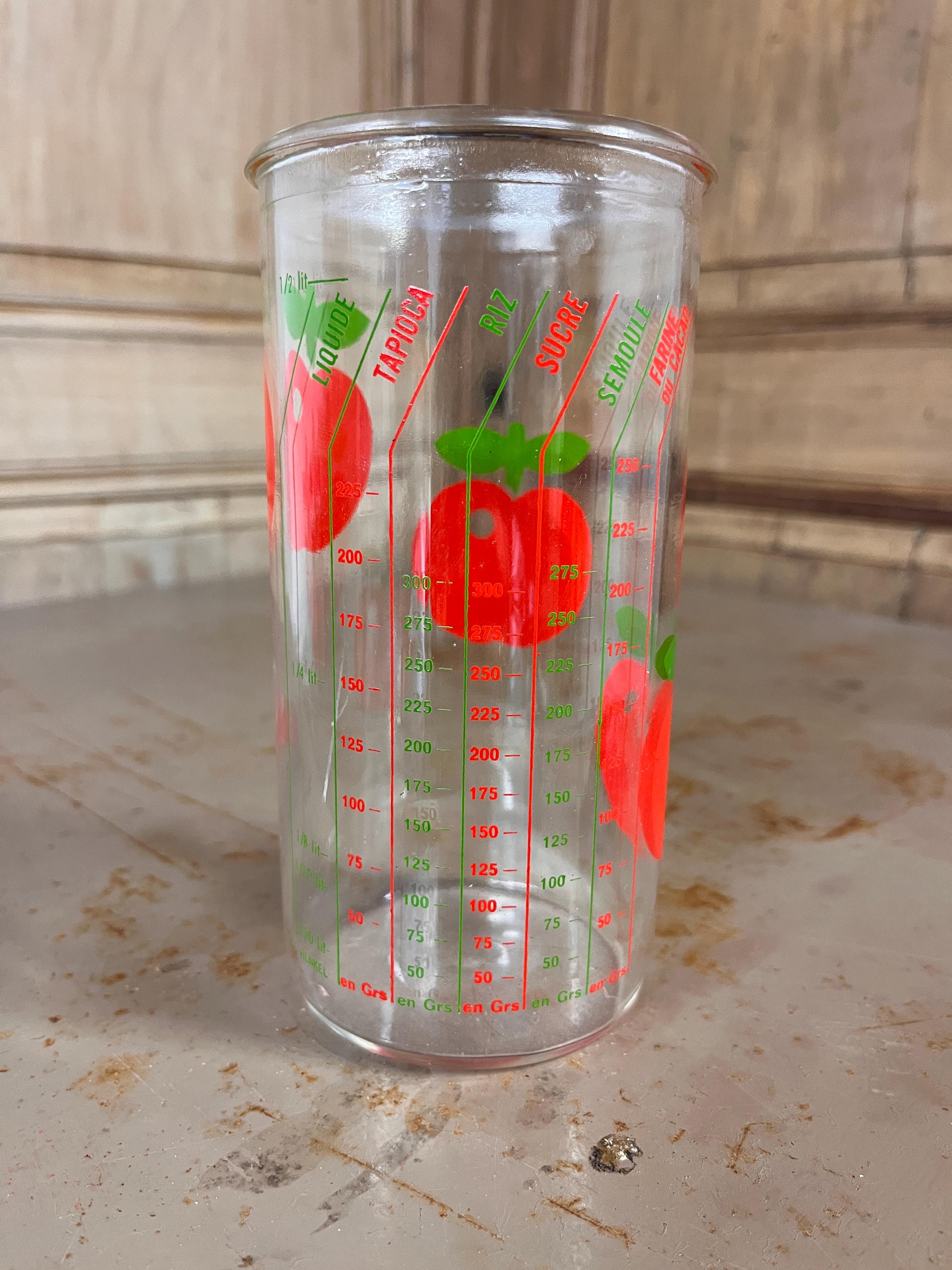 Verre Mesureur Vintage en Verre HENKEL – Décor Pommes – Années 70