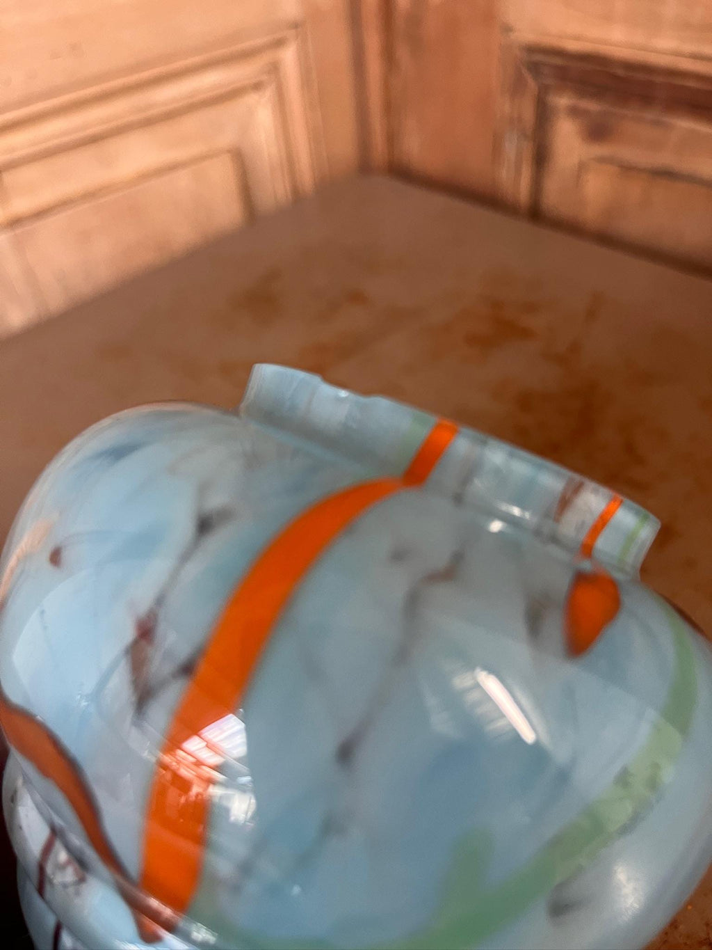 Petit Vase Globe en Verre Marbré Vintage – Bleu Ciel & Orange Pop – Années 70