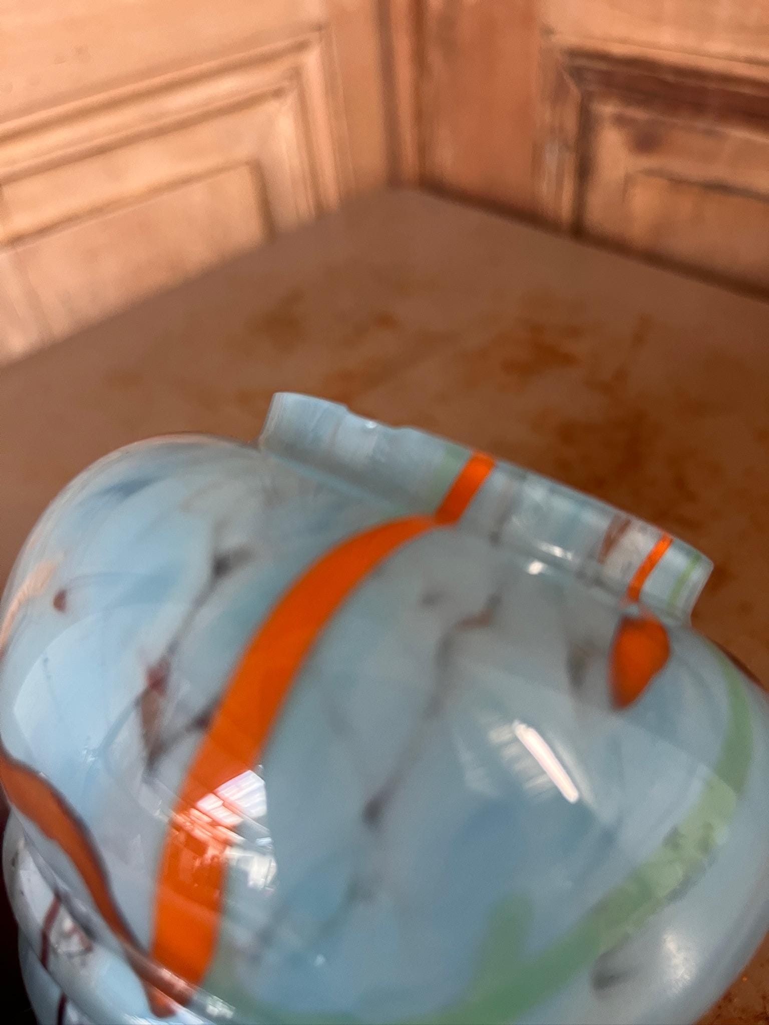 Petit Vase Globe en Verre Marbré Vintage – Bleu Ciel & Orange Pop – Années 70