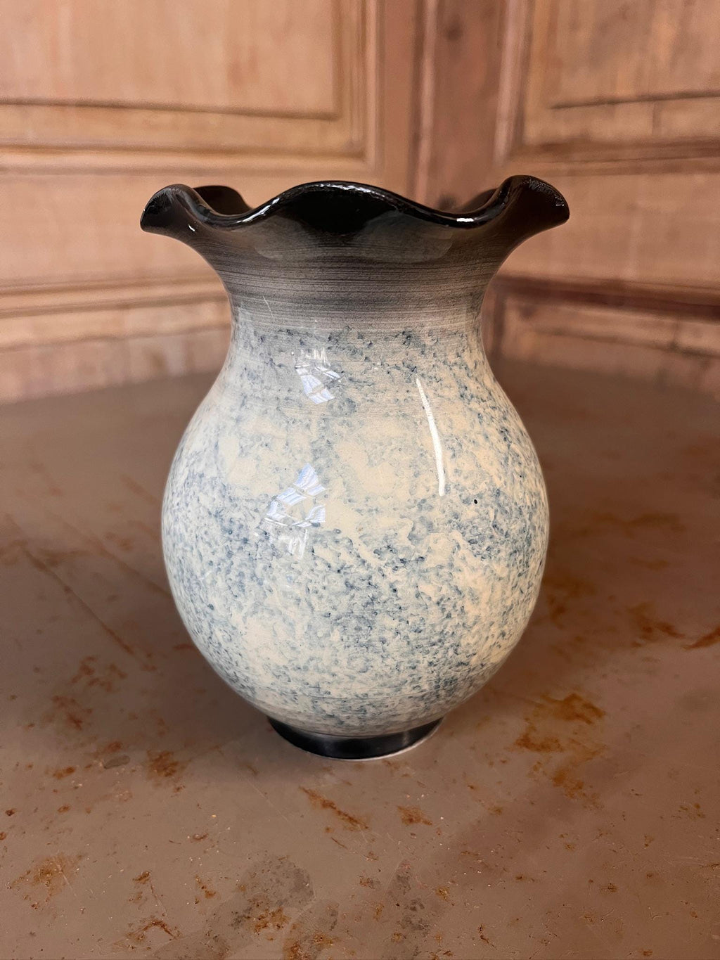 Petit Vase en Grès Vintage – Décor Floral Bleu Peint à la Main – Esprit Campagne Chic