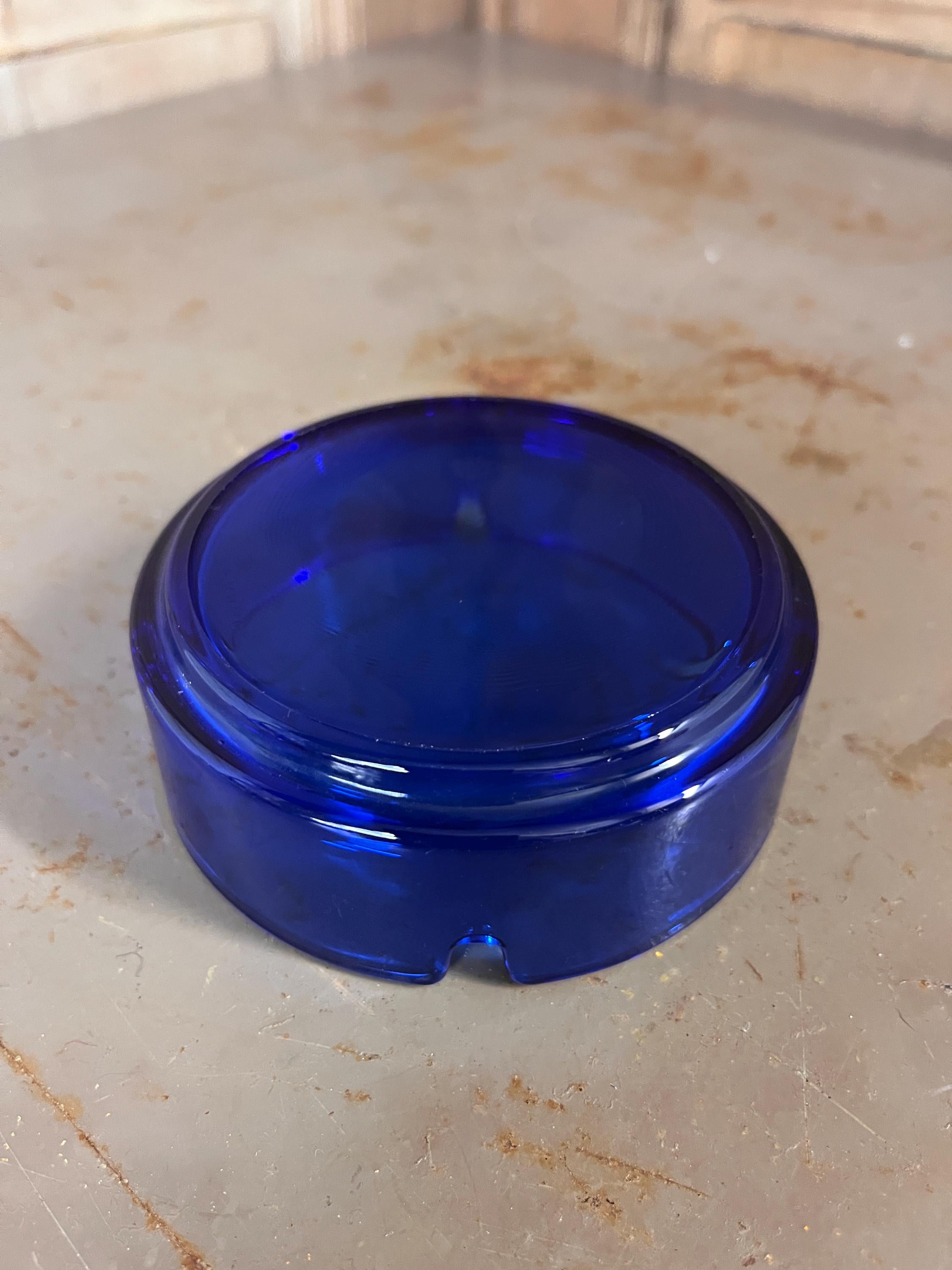 Petit Cendrier Rond Vintage en Verre Bleu Cobalt – Design Minimaliste – Années 70/80