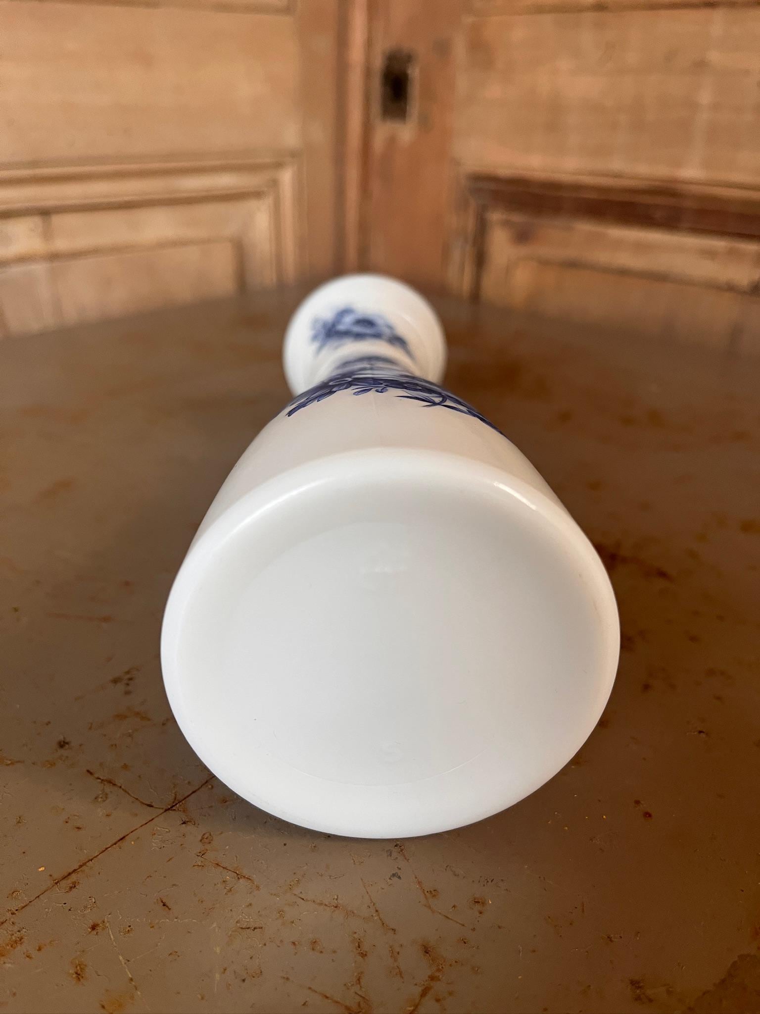 Grand Vase en Opaline Blanche Vintage – Décor Anémones Bleues – France
