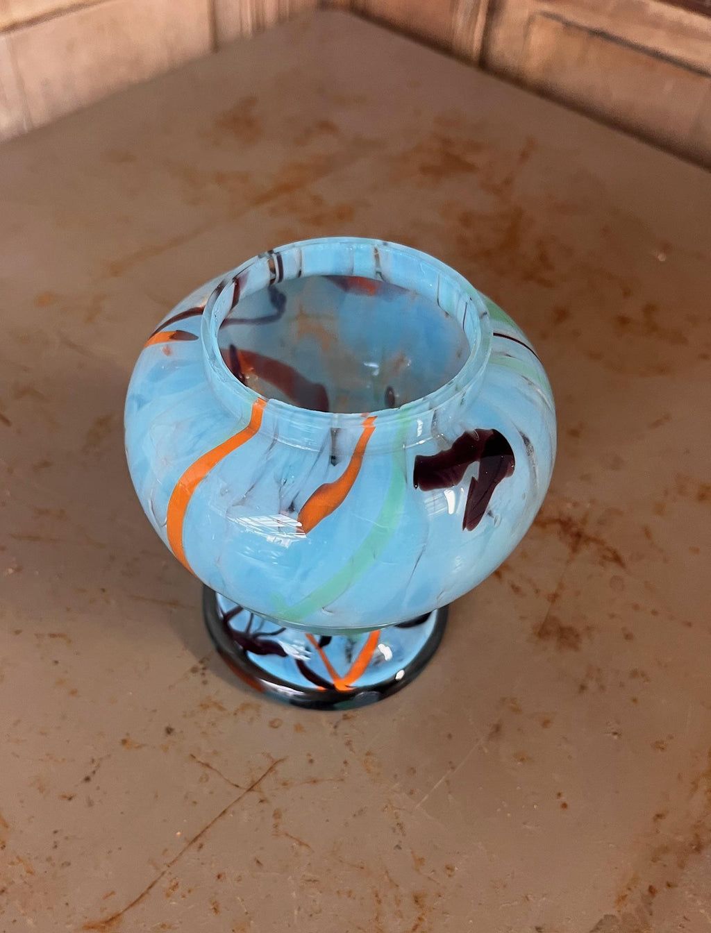 Petit Vase Globe en Verre Marbré Vintage – Bleu Ciel & Orange Pop – Années 70