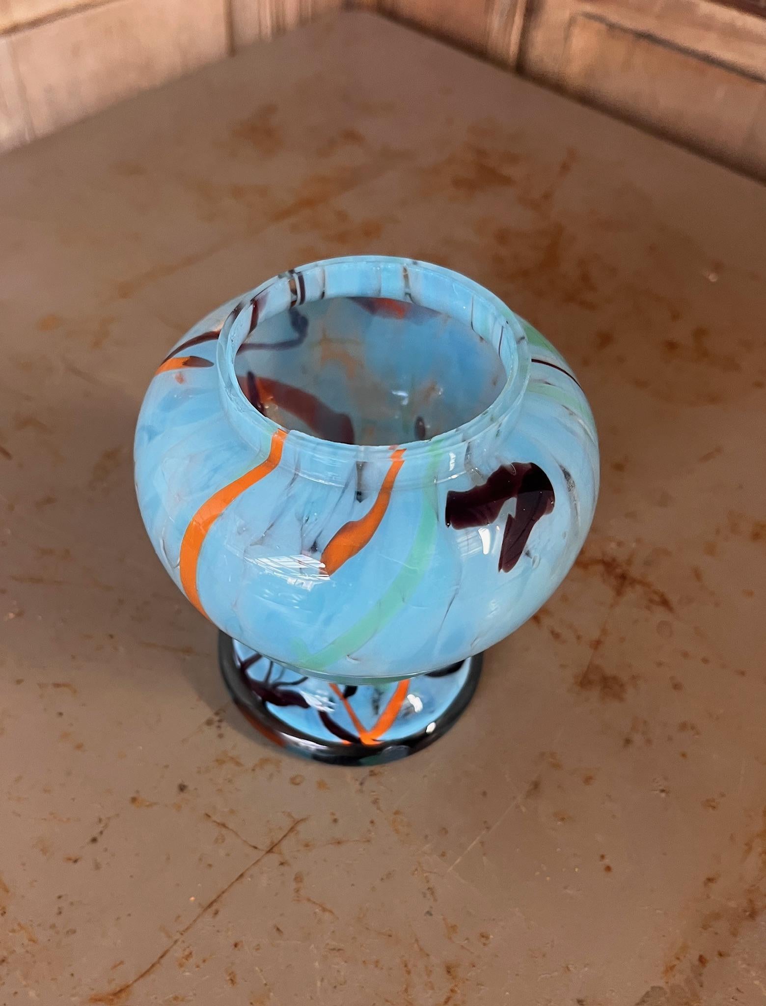 Petit Vase Globe en Verre Marbré Vintage – Bleu Ciel & Orange Pop – Années 70