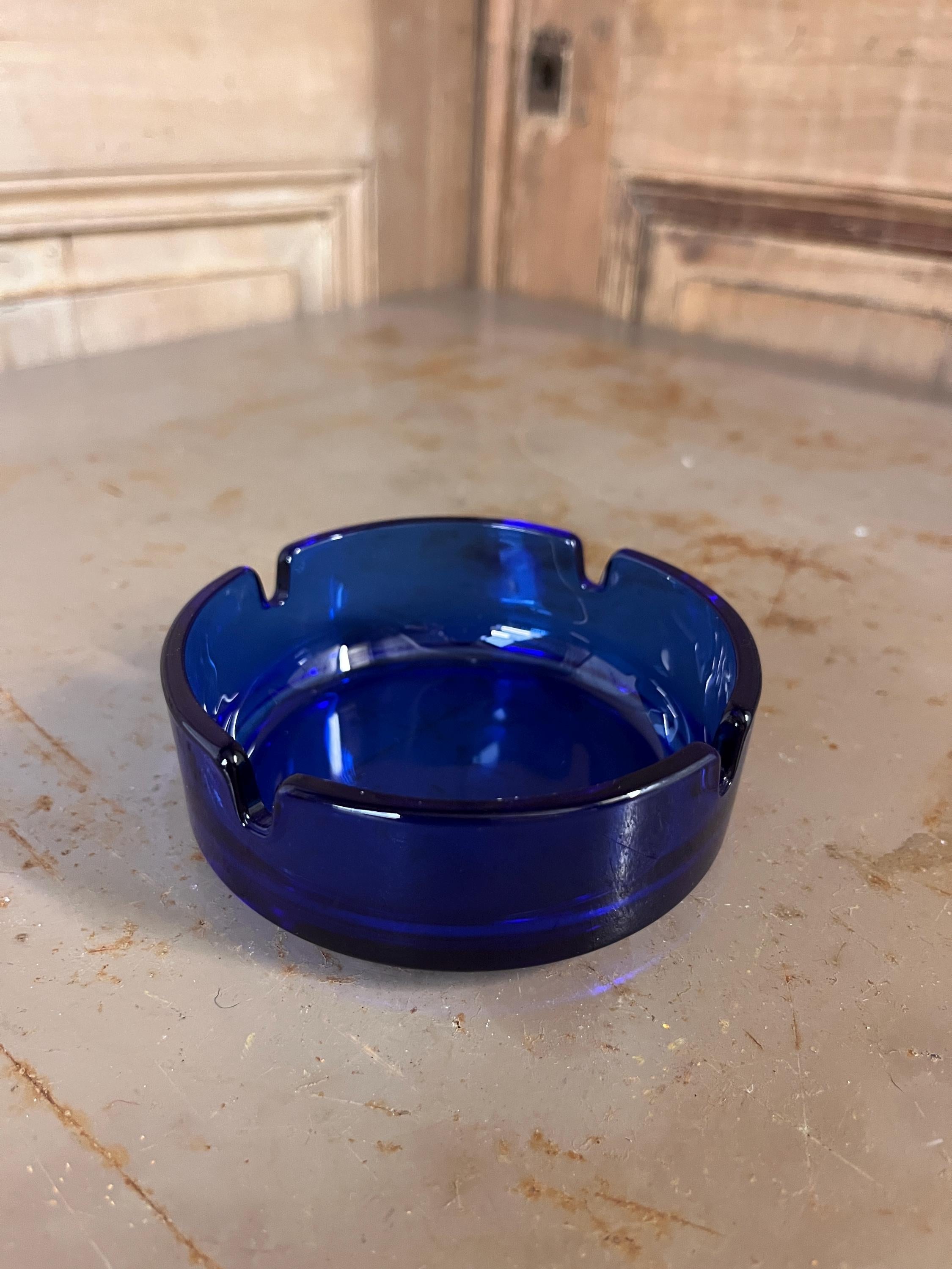 Petit Cendrier Rond Vintage en Verre Bleu Cobalt – Design Minimaliste – Années 70/80