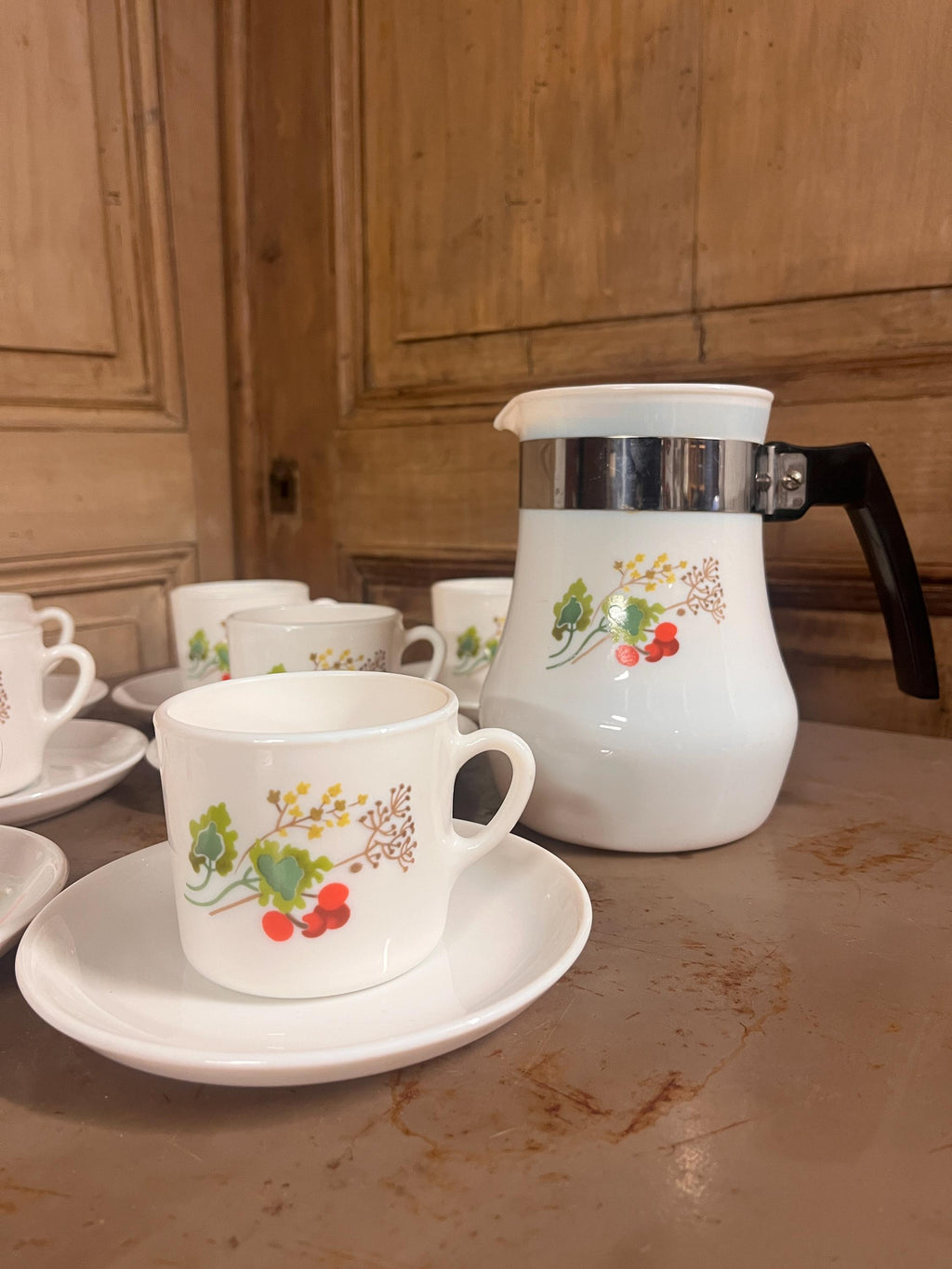 Service à Café Vintage SOVIREL en Opaline Blanche – 8 Personnes – Décors Fleuris Années 60
