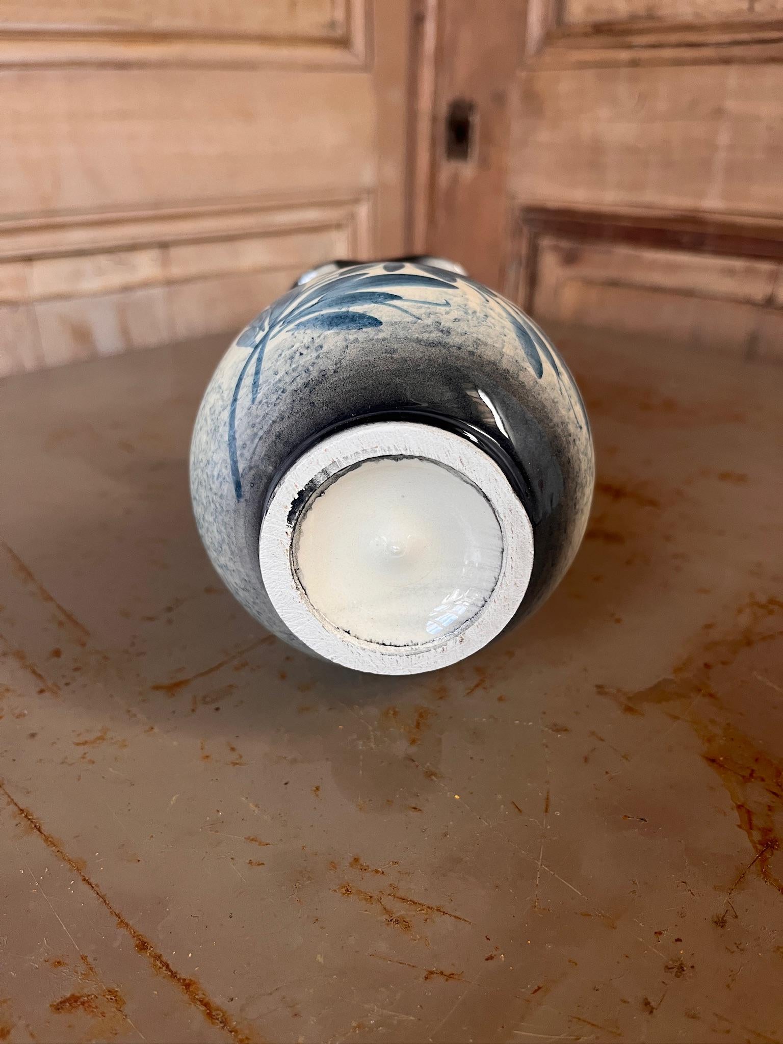 Petit Vase en Grès Vintage – Décor Floral Bleu Peint à la Main – Esprit Campagne Chic