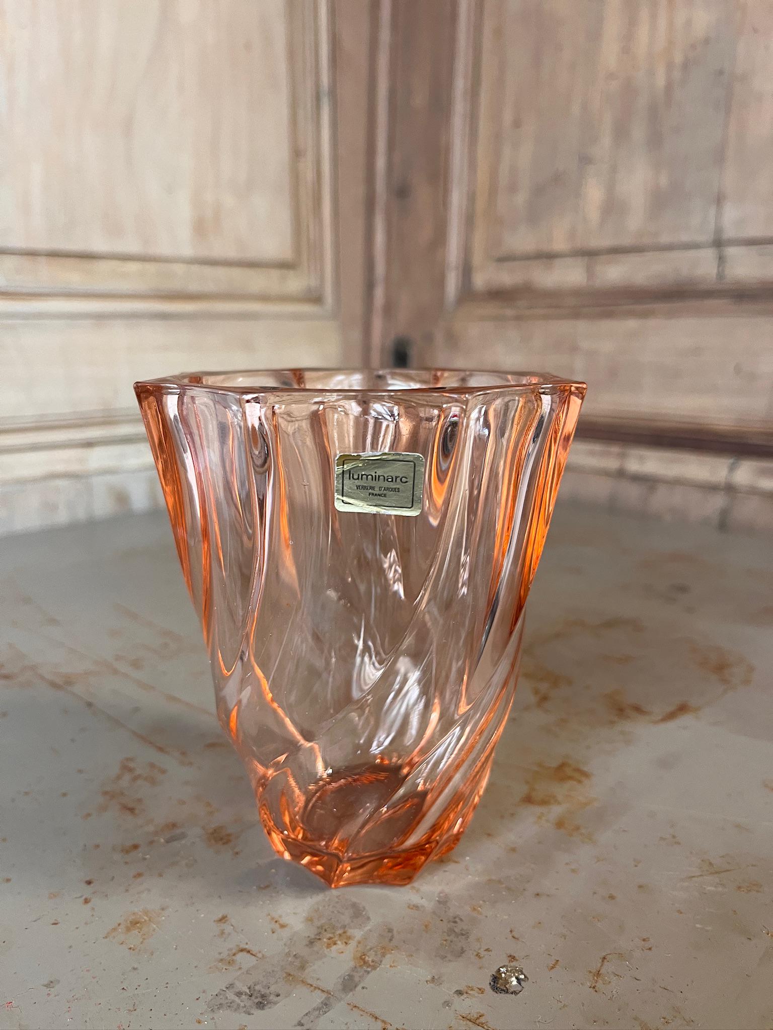 Petit Vase Torsadé Vintage Luminarc – Rose Saumon – France Années 70/80